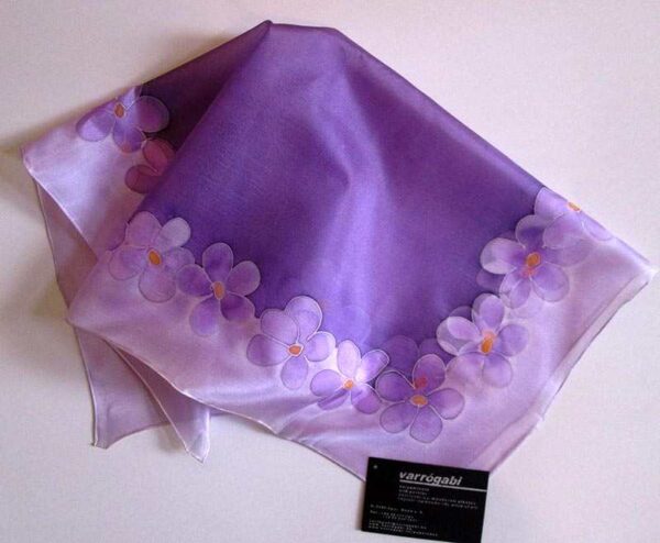 lila virágos selyemkendő