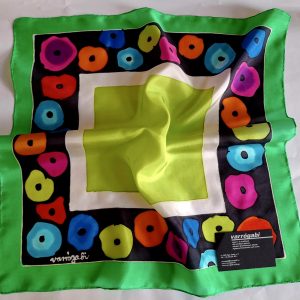 Ballagási ajándék selyemkendő virágokkal